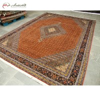 خرید آنلاین، فرش دستبافت اردبیل کد 39749 در طرح شکیل طرح ترنج و ماهی، رنگ زمینه رناسی و حاشیه ی سرمه ای بافته شده با الیاف طبیعی، زیر قیمت بازار | هنرظریف