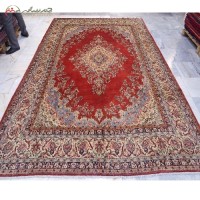 خرید آنلاین، فرش دستبافت همدان کد 39241 بافته شده با نخ اعلاء، طرح لچک و ترنج با زمینه لاکی دارای ضمانت، زیر قیمت بازار | هنرظریف