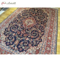 خرید آنلاین، فرش دستبافت همدان کد 39315 با طرح زیبای ترنج و لچک زمینه سرمه ای، رنگ ثابت و با دوام، با قمیت مناسب | هنرظریف