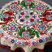 خرید، قیمت و مشخصات رومیزی گرد سوزن دوزی و آینه کاری B-4 با پارچه کتان و نخ سوزن دوزی شده با کیفیت بالا | هنرظریف