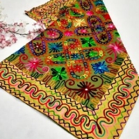 خرید، قیمت و مشخصات رومیزی مربع سوزن دوزی و آینه کاری B-3 با پارچه کتان و نخ سوزندوزی شده | هنرظریف