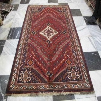 فرش دستبافت + مشخصات کامل فرش دستباف شيراز طرح لچک و ترنج سایز پرده اي رنگ زمینه لاكي رنگ حاشیه كرم کد ۳۸۶۴۴ - هنرظریف