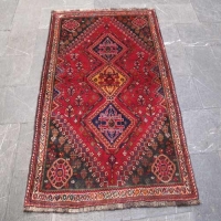 خرید و قیمت - فرش دستباف شيراز طرح ۳ ترنج سایز ذرع و نيم رنگ زمینه لاكي رنگ حاشیه كرم کد ۳۸۵۵۹ - هنرظریف